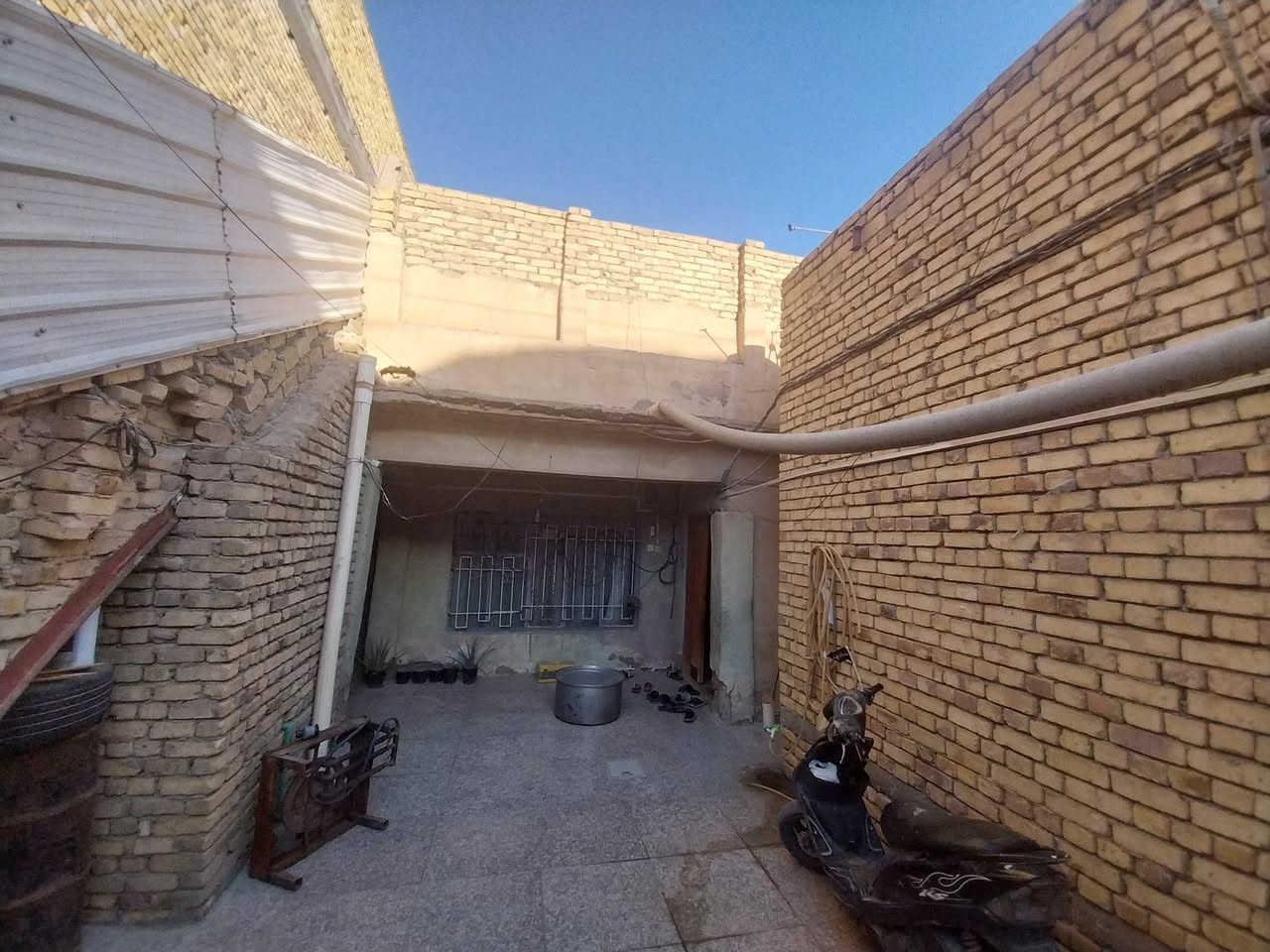 السلام عليكم بيت للبيع مساحه 250م طابو صرف ستكون من 5 غرف نوم و 5 حمامات مع مجتمل وشقه وبصف الركن المكان ناصريه حي العسكري شارع قرب أسواق ايوته السعر والتفاصيل على رقم الواتساب ***********
