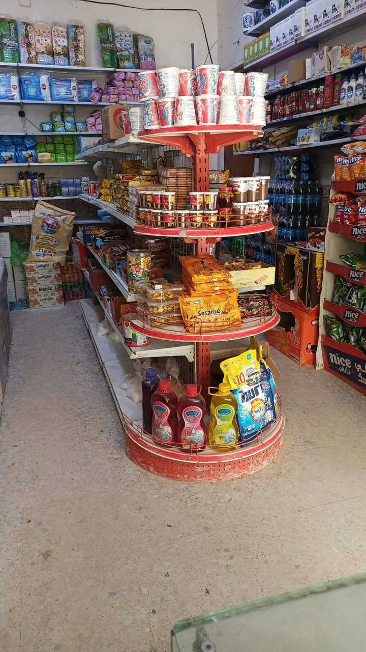 السلام عليكم غراض محل للبيع عارضات عموديه عدد 5 عارضات موطا عدد 2  رف وسطي طول 3 متر رفوف تعليك ميز كاشير سبلت عدد 2  للتواصل اتصل ***********
