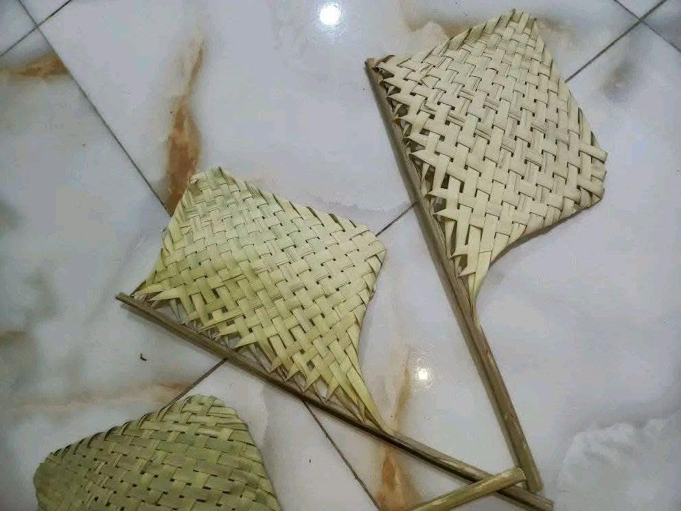 لكهرباء تعبانه تجي ساعه وتنكطع
بدل مايكتلكم الحر😄
اخذلك مهفه يدويه 
سعر القطعه 1000 ألف دينار ديوانية, القادسية


**إذا كنت صاحب هذا الإعلان وتريد حذفه لأي سبب، رجاءا أرسل رسالة إلى الدعم الفني**