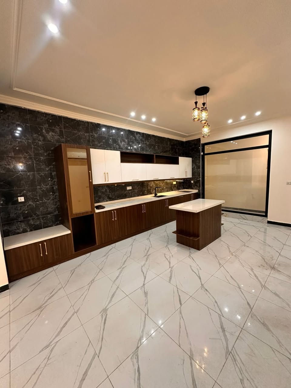 دار للايجار التجاري او السكني في منطقة اليرموك بناء حديث
التفاصيل ( صاله كبيره مع مطبخ عدد 2 مجهز كاونترات - غرف نوم عدد 3 - صحيات )
البيت مجهز سبالت 

سعر الايجار مليونين وقابل للتفاوض

للاستفسار الاتصال 
على 
***********
