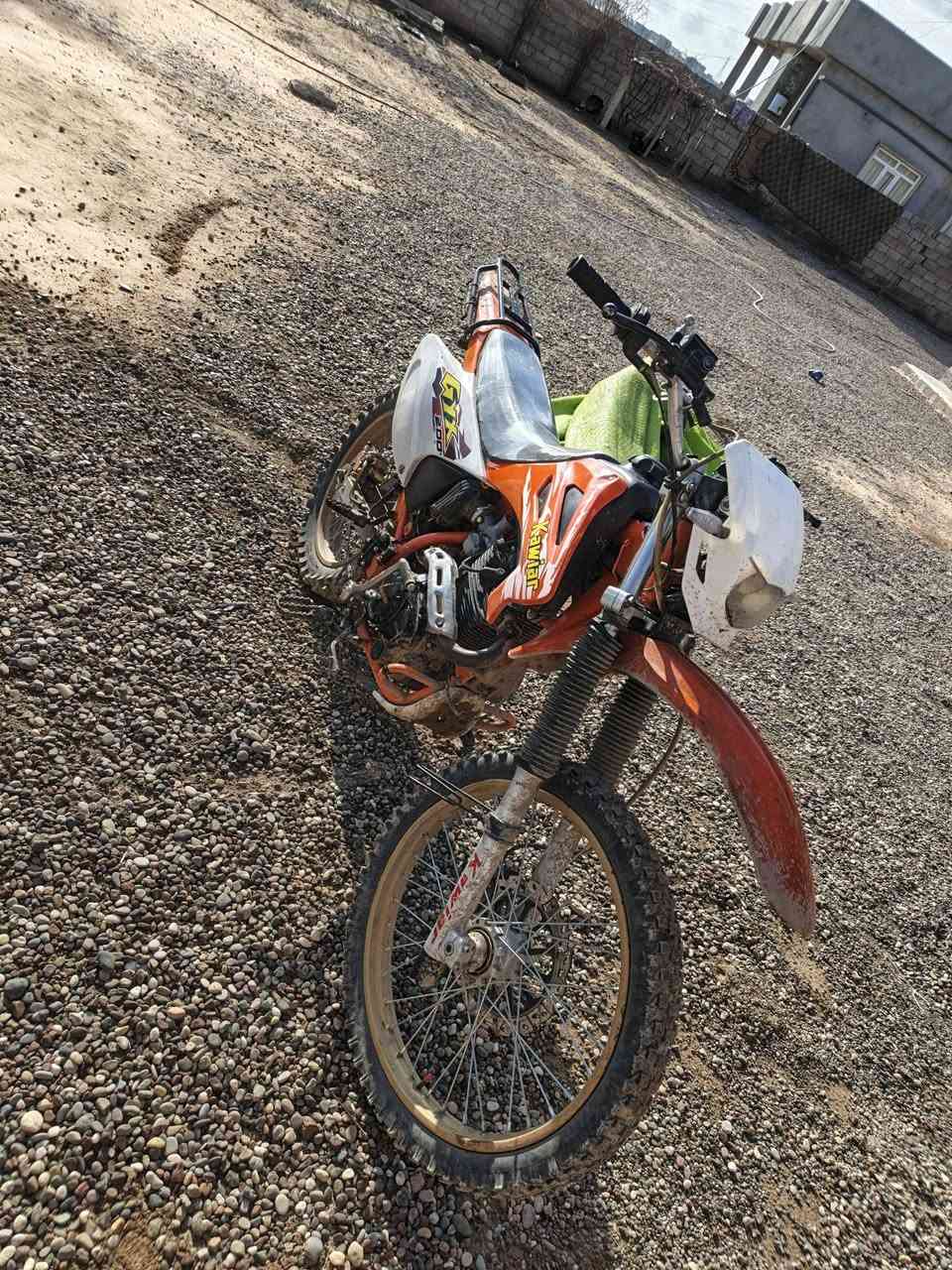 السلام عليكم قفاز كاوير للبيع موديل 24 السعر 900 وبي مجال مكان الشرقاط محرك شرط ما مفتوح ***********
