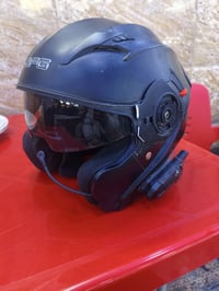 خوذه للبيع نضيفه كلش حتى جهاز بيه ومع سماعات  السعر 35 الشراي خلي يتصل...