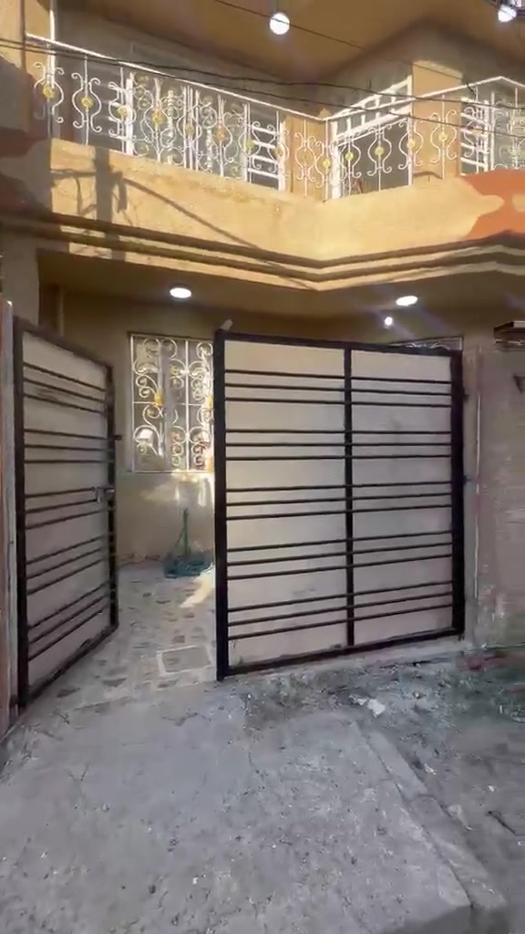 السلام عليكم 🏠 يوجد بيت لبيع مساحته 100متر طابقين ثلاث غرف نوم بناء طابوك بشارع جملت ايوب سعره 60مليون وبي مجال الاستفسار 📞 ***********
