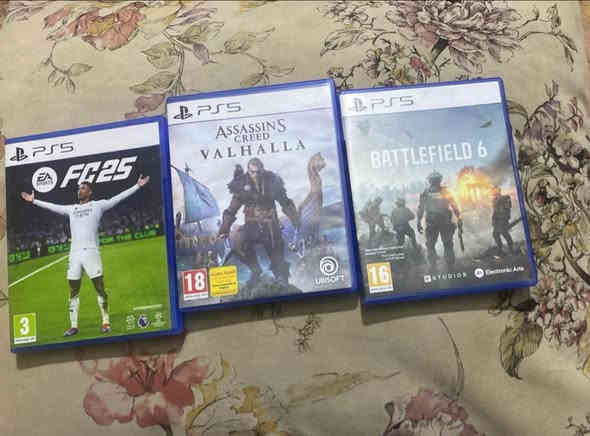 السلام عليكم بلي 5 سلم مستخدم ١٠ ساعات فقط للبيع.  مع يدات عددت(٢) اصلي مع ثلاثه اللعاب مستخدم فقط بتل فيلد و١٠ ساعات فقط مع حساب بلي ستور شهر حساب أمريكي مع براد وشاحن يدات مع قطعه كرونس زين مستخدمه قليل السعر شلع ٧٥٠ وبيهه مجال 
خاص أو واتساب ***********
