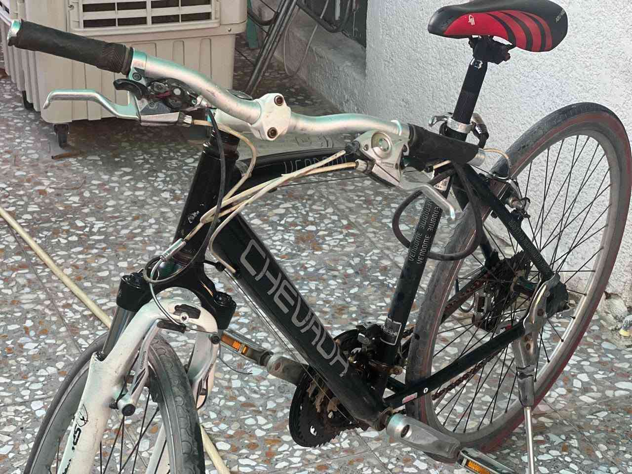 🚲✨ للبيع بايسكل شيفاكس فرنسي 🇫🇷 المنيوم بالكامل خفيف الوزن ✨🚲
✅ فريم ألمنيوم بالكامل.

✅ ويل أمامي وخلفي ألمنيوم.

✅ مكينة 8×3 (8 سرعة).

✅ دبلات أمامي.

✅ الغيارات والفرامل كلها شغالة 100% 💯

✅ الدراجة جاهزة للاستخدام وما تحتاج أي تصليح يتحمل أوزان عاليه 👌

📌 ملاحظات بسيطة 👍

📍 الموقع: بغداد - البياع .

💰 السعر: ١٤٥ ألف دينار (قابل للتفاوض بالمعقول).

🔥 دراجة أصلية ونظيفة، فرصة للي يريد جودة وسعر مناسب. مريح للرحلات الطويله خفيف وسريع جداً


**إذا كنت صاحب هذا الإعلان وتريد حذفه لأي سبب، رجاءا أرسل رسالة إلى الدعم الفني**