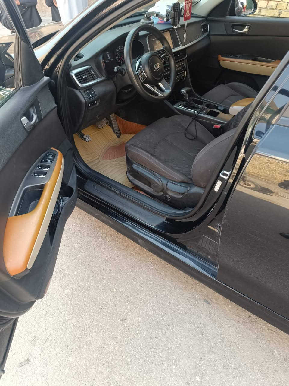 اوبتيما 20 امريكي
محرك Gdi 2400 
حادثها جاملغ وبنيد
السعر 125 وبيها مجال
الشراي يتصل ***********
