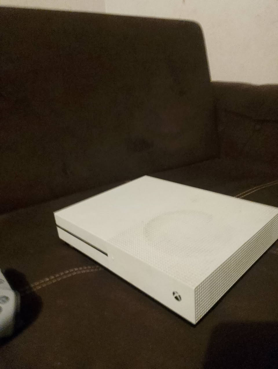 السلام عليكم 
جهاز Xbox One S  نضافه 99 جهاز ما مفتوح سعر 170 510 ميقا بايت وبي حساب وبي لعبه وحده فقط هي Fortnite  وبي مجال ومتوفر UPS جديد بطاريته 850 ال سعر خاص
المكان بغداد الغزاليه و لا يوجد توصيل
رقم واتساب ***********
