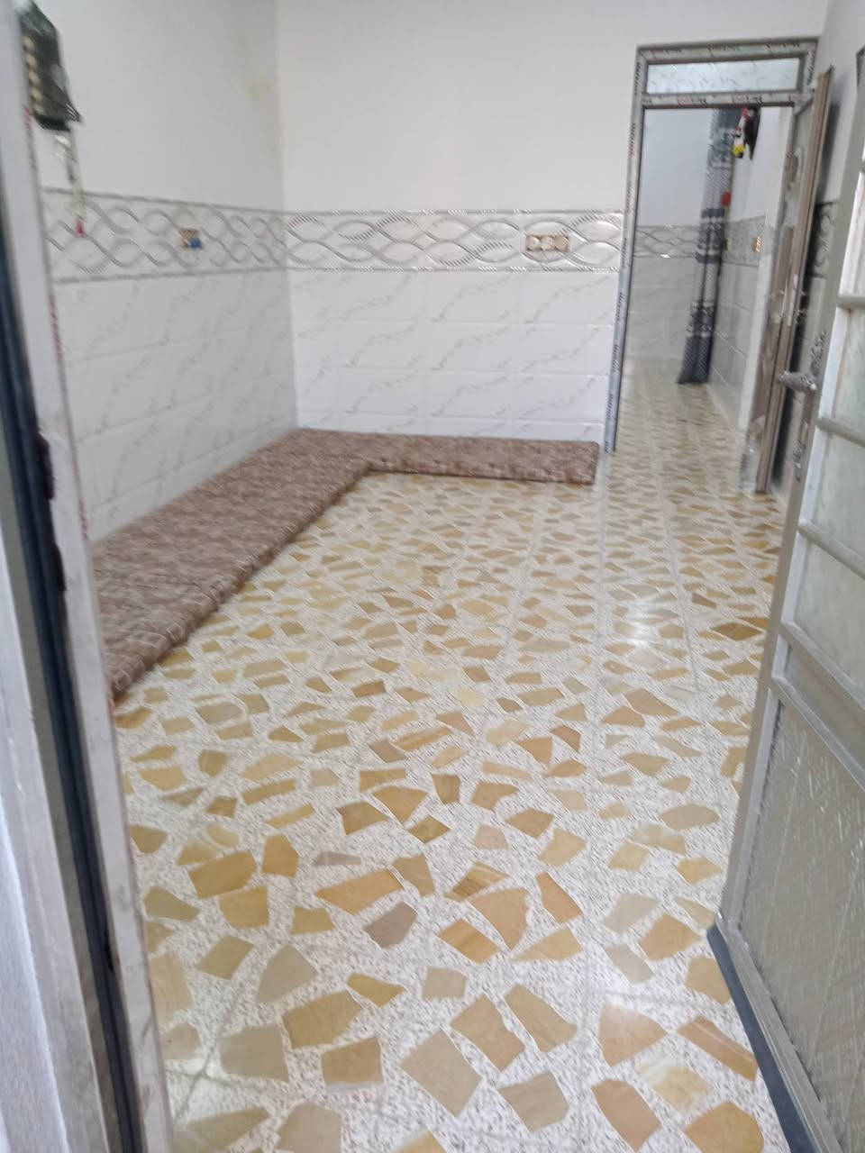 الدار للبيع طابق ونصف مساحه 100 متر موصل حي السماح الثانيه مقاطعه 24 خدمات كامل ماء كهرباء تبليط سند طابو شرط الوكاله والتحويل السعر 75 مليون وبيها مجال تواصل مع صاحب الدار رقم الهاتف ***********///***********
