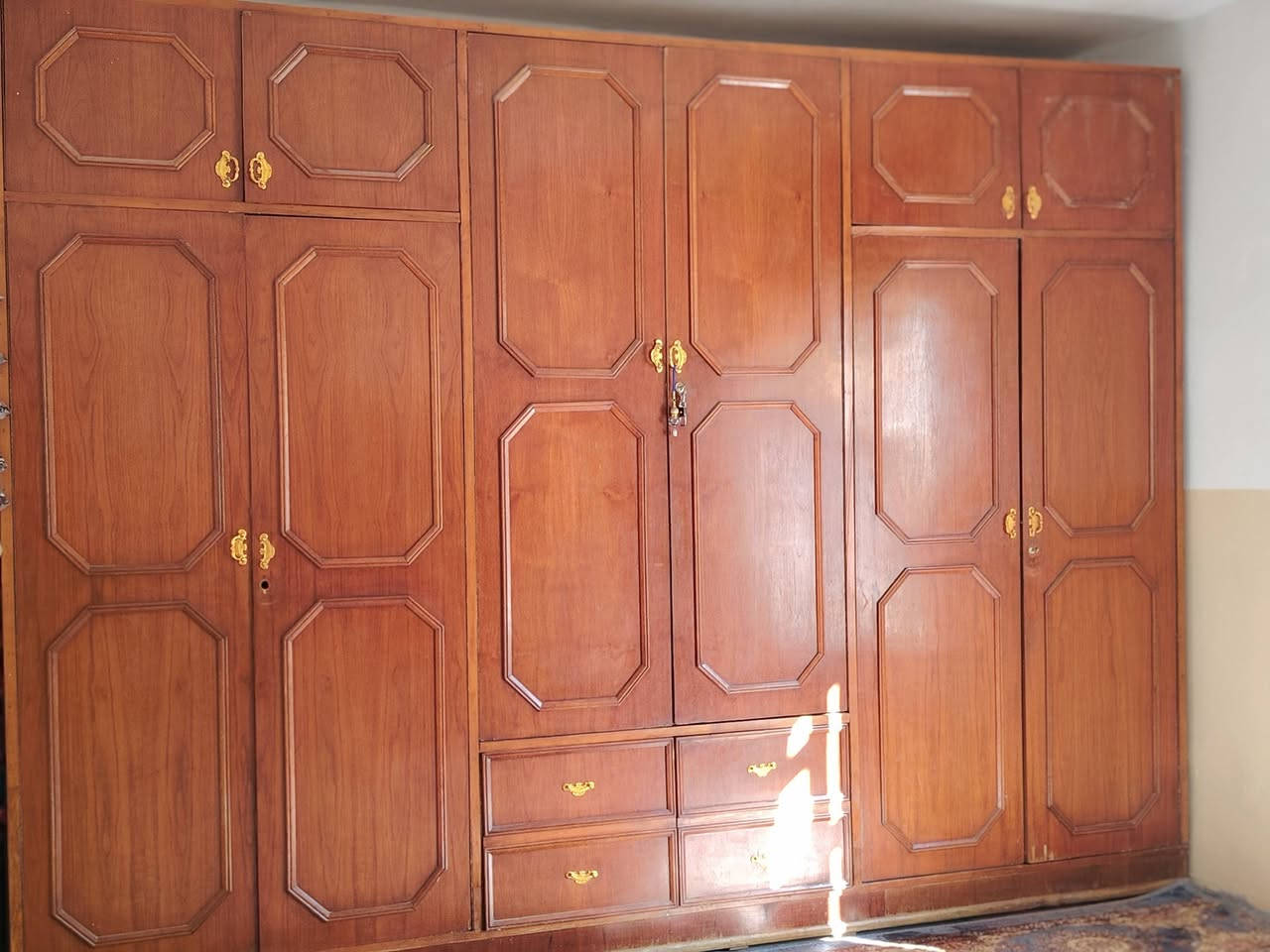 السلام عليكم  للبيع كنتور سته أبواب كنتور جديد احلئ من الصوره إرتفاع 3 أمتار العرض 3ونص  الشراري يتصل على الرقم ***********
