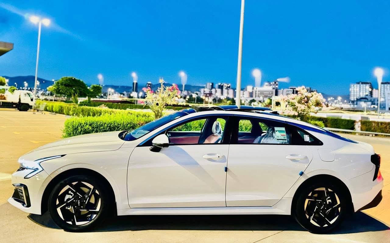 كيا كي فايف 2024  (vip مواصفات خاصه) 

قليل منها السياره كلها بيانو بلاك 

داخل جلد مشمشي مع صاج رصاصي 

اعلى فئه بشركة نيم فول 1/1 
ماشيه 26  الف كيلو  وبل ضمان 
خليجي كفاله عامه 
ضمان 5 سنوات شاشه 3 سنوات سيرفس 
سنه مجانا
محرك 2500 
مواصفات هوايه
بانوراما 
بصمه 
تشغيل عن بعد 
كشنات جلد مشمشي مميز 
كشنات كهرباء 
تدفئه تبريد بل مقاعد 
أناره داخليه لمس اوتو هولد ترحيب عن الاقتراب وعند إطفاء السياره انارة داخل يدات الأبواب الوان مع مود القيادة كامرات 5 رادارات جانبي امامي خلفي حساسات امامي خلفي شاشه تحذير عند اقتراب سياره أصوات تحذير مع تشغيل إشارة الجانبيه نقط عمياء تحذير تصادم عند فتح الباب توقف ذاتي مرايه قلاب فتح الصندوق عند الاقتراب صندوق كهرباء شفط كشنات حار بارد تشغيل عن بعد اطفاء عن بعد فتح وغلق الجام عن بعد مرايه وسطيه تعتيم مقاعد خزن كهرباء قفل الجام والأبواب من الداخل لسلامة الأطفال وبعد بيها 
السعر. 245 $ وبيه مجال 
مكان السياره بغداد الغزاليه
☎️ ***********
