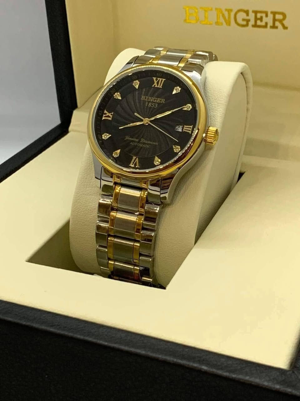 السلام عليكم........
ساعة BINGER براند سويسري أوتوماتيك +تكويك 
مكينة ياباني 
ظهر زجاجي مكشوف 
نافذة للعرض التاريخ 
القطر ٣٩
مقاوم للماء ١٠٠م 
سير حديد ستانلس ستيل مطعم لون ذهبي قفل فراشة معلم
جديد غير مستعمل مع العلبة الاصلية وبطاقة الضمان الخاص بي 
السعر ٧٥ الف 
يوجد توصيل ***********
