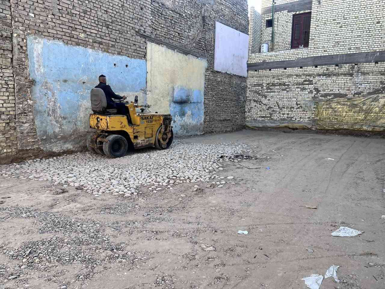 بيت سكني للبيع في بغداد – مدينة الصدر.
الموقع: مدينة الصدر، الكيارة (البيت داخل اول فرع في قطاع 68، بلوك رقم 1 خلف محطة تعبئة وقود قطاع 68 الحكومية).
المساحة الإجمالية: 144 متر مربع (الواجهة: 8 متر، النزال: 18 متر).
نوع السند: طابو ملك صرف (باسم مالك العقار مباشرة).
طبيعة وعمر البناء: بناء حديث جداً (سنة 2025)، الارضية رفت 50 سم البناء بالطابوق السقوف مسلح السطح كامل شتايجر، الستارة ملبوخة بالكامل من الداخل.

المواصفات والخدمات الفنية والتبريد:

الكهرباء: تأسيس بواري دفن، وتسليك وايرات سعودي (قياس 2.5 ملم و 6 ملم).

الماء والسباكة: بواري دفن على الطريقة الحديثة (نظام بطارية)، بواري الماء النازل قياس 2 إنج، تانكيات ماء عدد 2 (سعة كل تانكي 1000 لتر)، وكل حمام يحتوي على (شاور + بانيو + مغسلة + تواليت غربي).

نظام التبريد والسبالت: * الغرف الخلفية: تأسيس بواري دفن مخصصة للسبالت (يدخل منها أنابيب التبريد) مع تأسيس بواري فضلات المياه لتصريفها نحو المنور.

الغرف الأمامية بالطابق الثاني والاستقبال: مجهزة بنظام مكيفات (المكيفات موجودة ومتوفرة مع البيت).

اللبخ والإنهاءات: الحمامات مغلفة بالسيراميك بالكامل، باقي البيت لبخ إسمنت بالكامل (حتى السقوف) ومباشرة فوق الإسمنت بياض بورق.
ارضية البيت بالكامل بورسلين 60x60 سم
الدرج باية ومراية بورسلين محجر درج خشب

المناور: يحتوي البيت على مناور عدد 2 (بقياس 1.5 متر × 1 متر).

تفاصيل وتقسيم الطوابق والقياسات بالدقة:

الاستقبال: غُرفة استقبال كبيرة بقياس (6 متر × 3.60 متر).

المطبخ: بقياس (3 متر × 3.60 متر).

الصالة والدرج: صالة داخلية بالطابق الأول بقياس (4 متر × 5 متر) وبداخلها الدرج، والطابق الثاني يحتوي أيضاً على صالة بنفس القياس (4 متر × 5 متر).

غرف النوم (المجموع 6 غرف):

عدد 4 غرف نوم بقياس (3.60 متر × 5 متر).

عدد 2 غرف نوم بقياس (6 متر × 3.60 متر).

الحمامات (المجموع 3 حمامات):

حمامات داخلية عدد 2 بقياس (3 متر × 2 متر).

حمام وتواليت خارجي مشترك عدد 1 بقياس (2 متر × 1 متر).

السطح والبيتونة: بيتونة كبيرة بقياس (8 متر × 4 متر) قاصمة البيت إلى سطحين.

الملحقات الخارجية: كراج سيارة كبير بقياس دقيق (5.75 متر × 3.60 متر).

السعر الإجمالي: 300 مليون دينار عراقي.
رقم التواصل: ***********.
