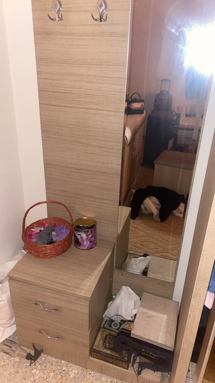 غرفه نوم مستعمل نضافه 95%خشب ثقيل ملحقات جربايه وميز تواليت ومجرات كلهن بيهن مخزن مجرات سعرها مناسب مستعجل عل بيع ٦٠٠ بيها مجال قليل ٧قطع وطابوريه هديه مكاني بغداد دوره ***********
