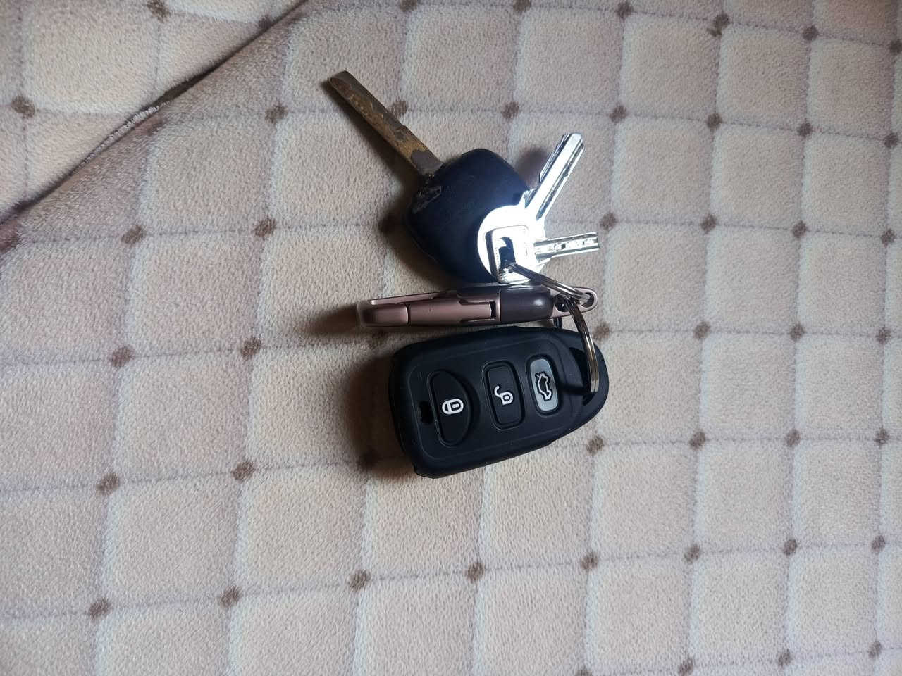 اسلام عليكم 
اوبل فكتره موديل 91 حجم محرك 16 
قفل مركزي ويا صندوك باور استيرن جديد
دوشمه قماره داخل تغليف جديد كاعيه جلد جديده تخم كاعيات جديد تخم تاير جديد صدر امامي وخلفي جديد 
شاشه ايبات فول لايت زينزن اصفر جديد تتفئه نار
سياره الف ماذب عليها سنويه ورقم جديد بطاقه بانزين بيها
بس هلال معمر الخلفي فقط كير محرك شرط لاصرف ولا بخار شرط التحولي سعر 46 بيها مجال قليل
رحمه على والديكم لاحد يكسر بسعر السوك كلشي بي
اتصل ودلل ***********
