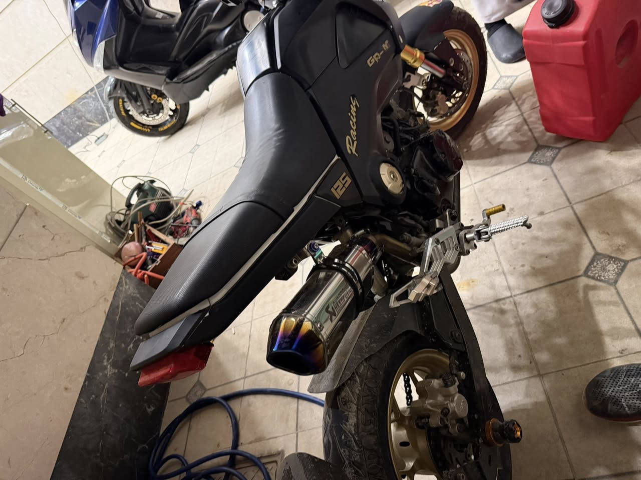 ا الله دراجة هوندا كروم كفاله عام كير ومكينه وكفر الدراجة بيهة غراض اصليه مو تجاري كاصهن من بره صالنصه اكروفوفج وسي ان سي مجمع كامل الدراجة ما ناقصهة شي نكرة سلف مكاني بغداد السعر 15 وهذا رقمي ***********
