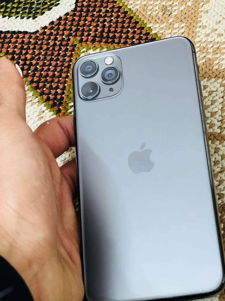 سلام عليكم جهاز 11برو ماكس  
مبدل بطاريه 
فيس إيدي واكف 
مايك مال تصال ضعيف يعني عوزه تبديل 
بي شويه كسر لي جوه  
ال ذاكره 256
ال جهاز أمريكي  نسخه A/LL
رايده 250الفً وبيً مجال قليل وتساب ***********
