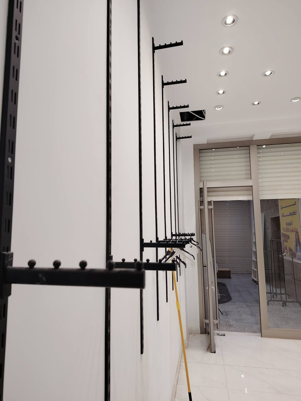 السلام عليكم ديكور محل البسة للبيع
للاستفسار ***********
