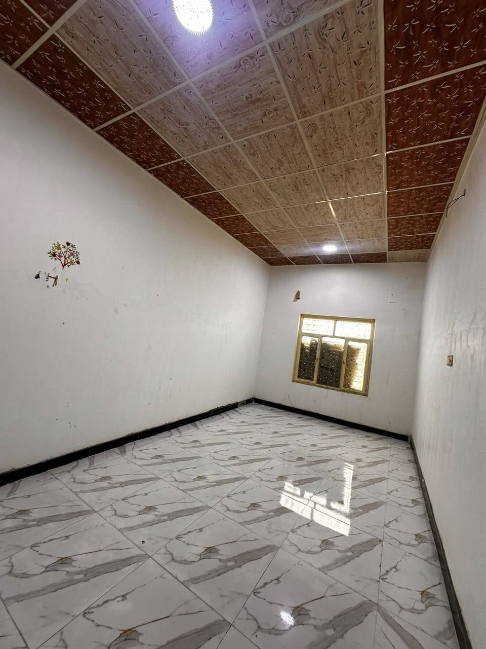 سلام عليكم دار سكن البيع
ابو الخصيب كوت الحمداني غرب المحكمه 
مكون من غرفتين وصاله ومطبخ وحمام داخلي وخارجي وديوان وكراج واسع 
بناء 🔨 حديث 
وقف اصولي مسجل وكبل يتوحل بسمك 
المساحه 220متر
السعر 53 
استفسار 
***********

