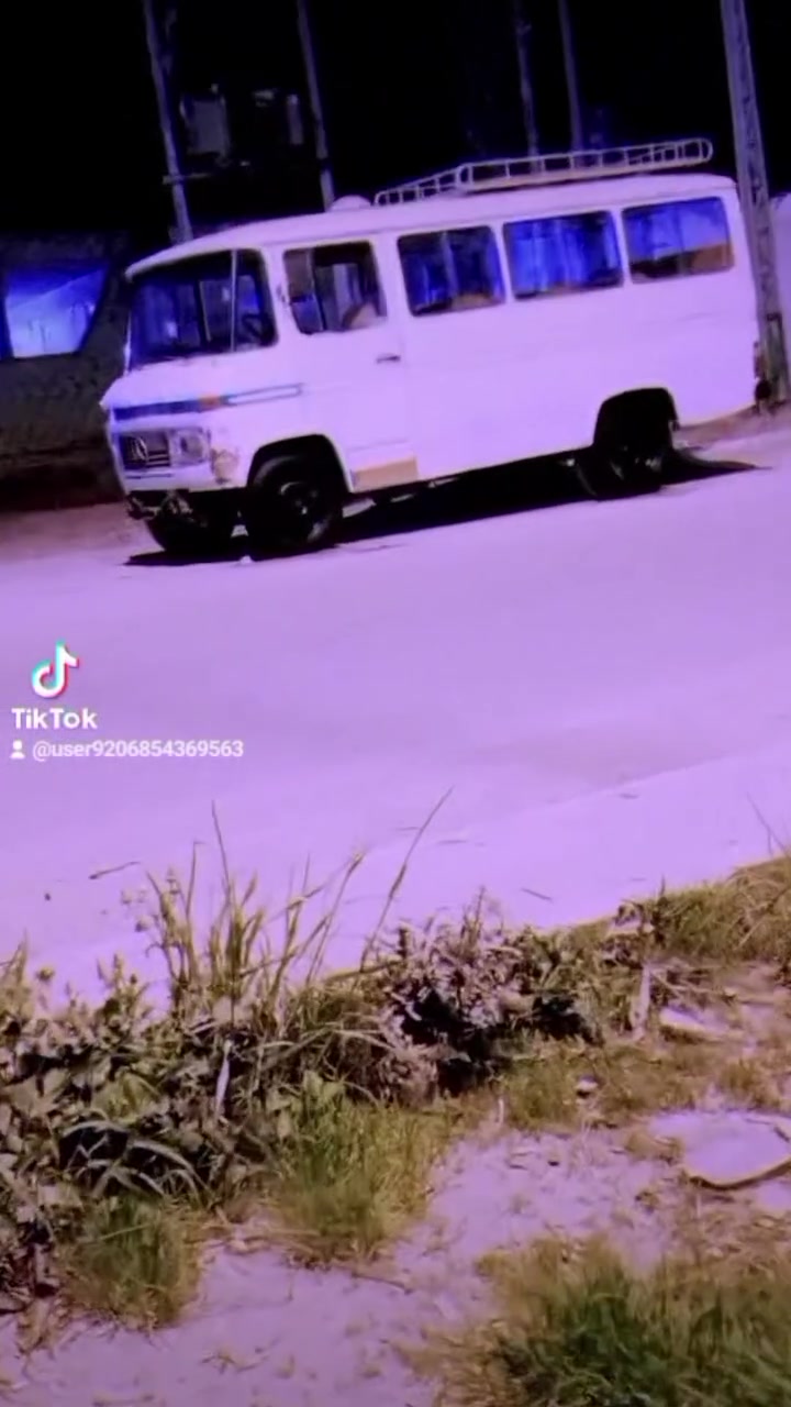 سلام عليكم مارسدس للبيع 18 راكب جاهزه مكينه خرسه تخم تاير راديتر جديد باتريات جدد كهربائيات كلهه شغاله تصال عل رقم ***********
