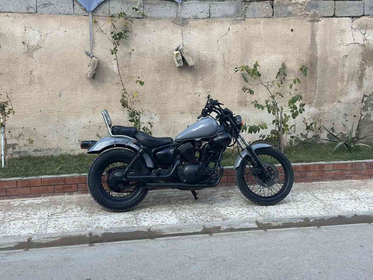 اسلام عليكم
Yamaha Veragon 250cc
موديل 2000
شلعه ومعدل خير من الله 
كهربائيات شغاله مابيها اي نقص 
مسويلها ادامه عامه للمكينه
تايرات جدد دبلات خير من الله
دسكات كامله مكمله الدراجه 
معدلها 120_100حقيقي
السعر   (   مليون  )    وبيها مجال للطيبين 
عنواني بغداد الشعله
للتواصل ***********
