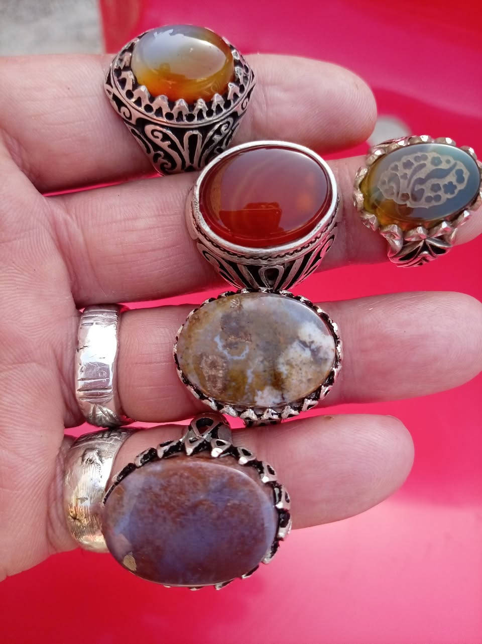 السلام عليكم 5 خواتم فضه للبيع الخاتم ب30 الاف ابيعهن شلع ب150 الاف قفل اي استفسار انتصل ***********
