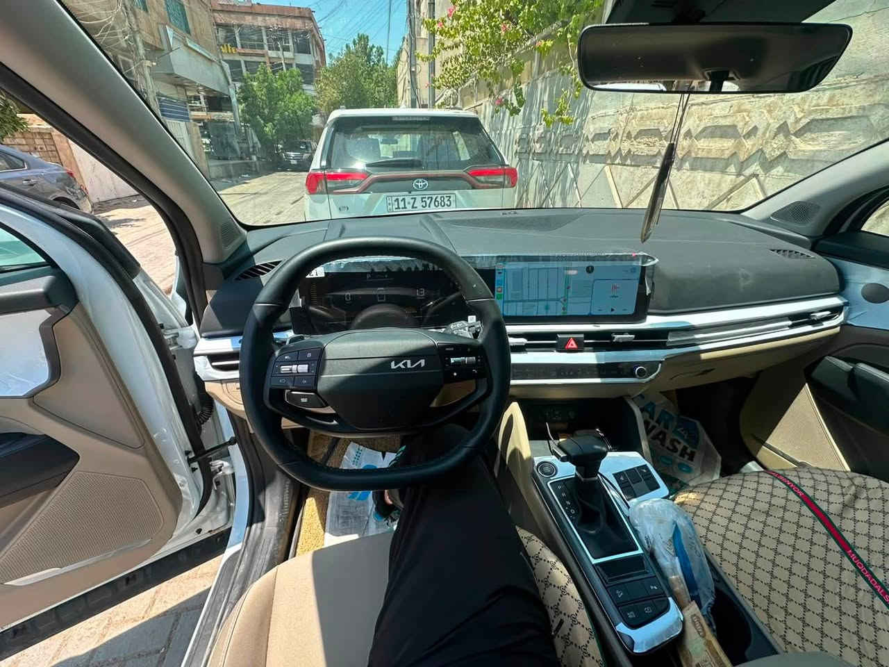 سياره ماشيه 4000  جديده مكفوله
جنطه كهرباء 
كراسي كهرباء 
تدفئه بالكراسي  
وباقي المواصفات معروفه 
موديل 26 
رقم ***********
