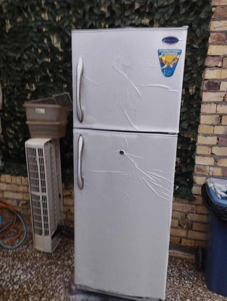 ثلاجه عدد ثنين للبيع شريط شغل على الفيس موجود وهاذه رقمي ***********
