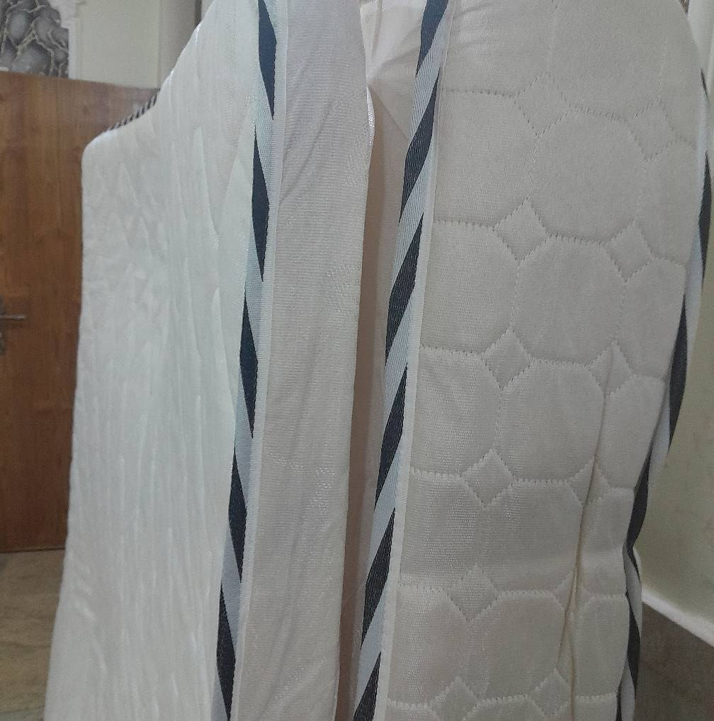 دوشك طبقتين اسفنج طبي جديد ما مستعمل للبيع
السعر 100 وبي مجال 
مكاني بغداد الجديده 
***********
