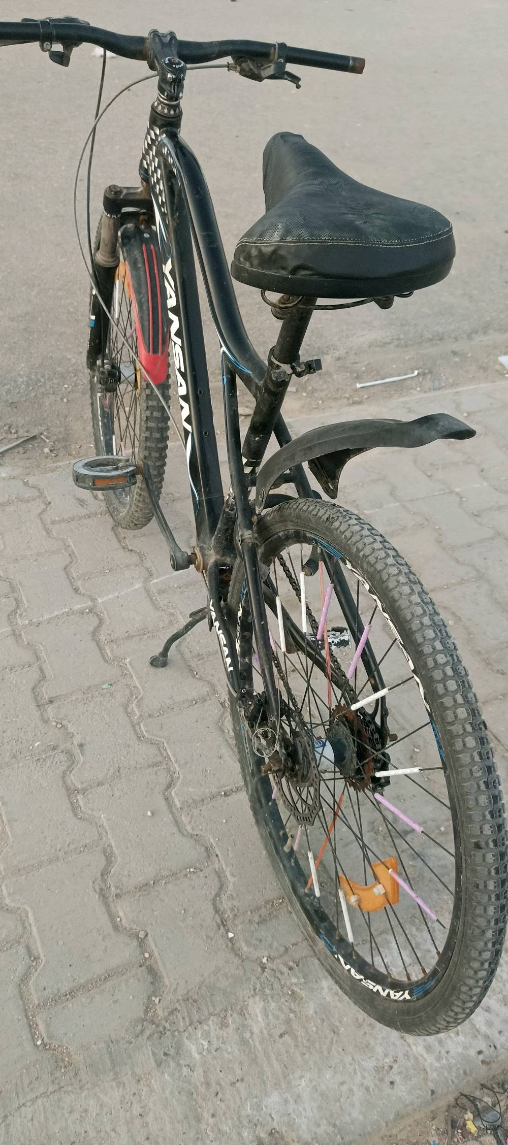 سلام عليكم
بايسكل جبلي حجم ٢٦ لون اسود 

كوفة حي ميسان شارع الشريط

المكينة مزنجرة بس ما بيها شي شغالة و تبديل السرعات ما يشتغل 

السعر ٧٠الف و بيه مجال بسيط للشراي 