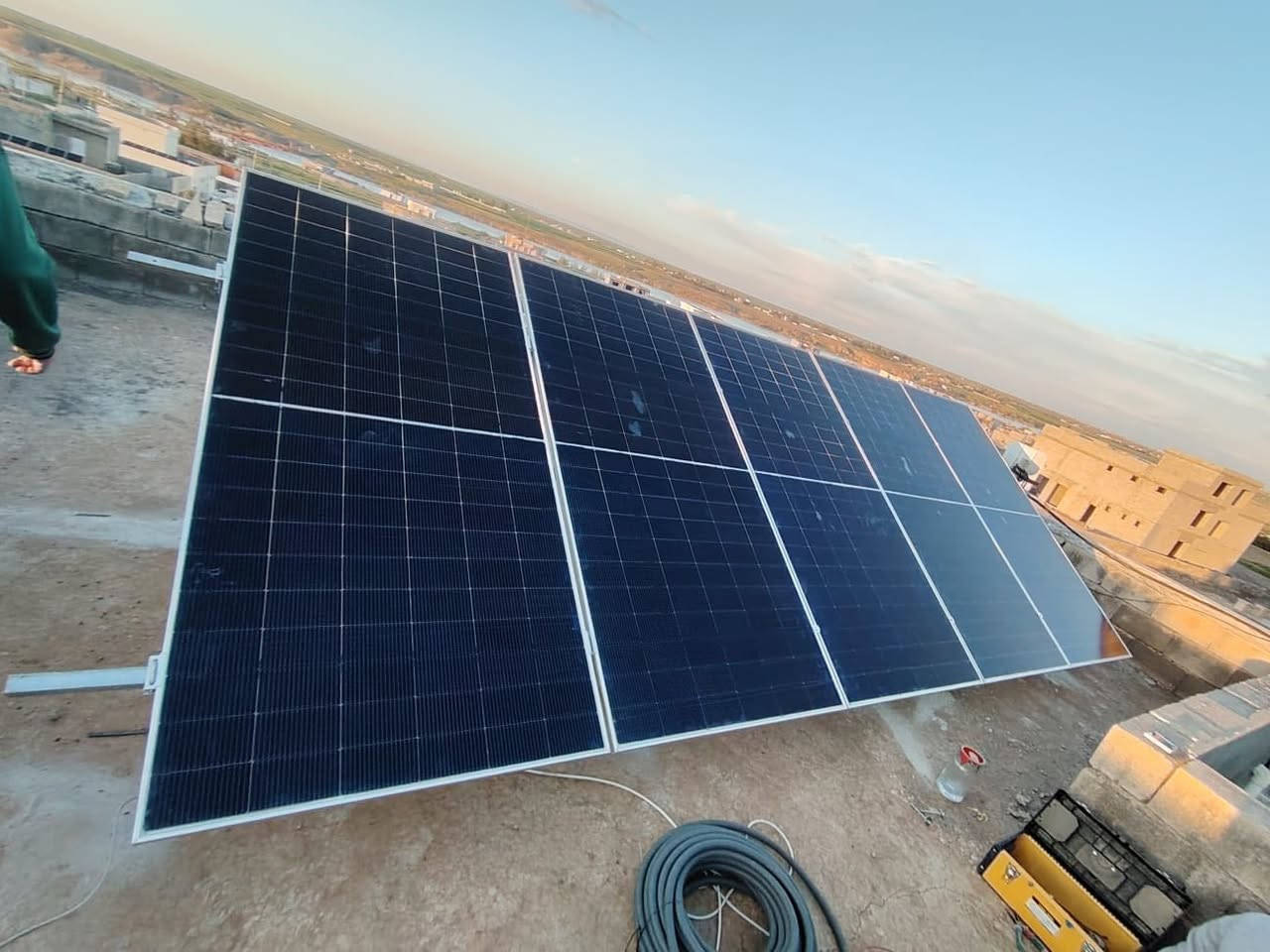 شركة المجد للطاقة الشمسية – قدرة متكاملة في الزويه ⚡

نواصل أعمالنا في قضاء البيجي، وهذه المرة في الزويه مع التركيب الجديد للأخ مقداد إسماعيل أحمد، بمنظومة شمسية متطورة توفر كهرباء مستقرة على مدار الساعة.

🔧 تفاصيل المنظومة:

· الألواح: 8 ألواح إيرا (IERA) قدرة 620 واط لكل لوح – توليد عالي للمكيفات والأجهزة المنزلية.
· البطارية: بطارية 16 JHPV – سعة تخزين قوية لاستمرارية الكهرباء ليلاً.
· الانفرتر: انفرتر 6 فلستي (6kVA) – كفاءة عالية وتحمل ممتاز.

💡 الإنتاجية:
🔹 16 أمبير نهاري
🔹 16 أمبير ليلي
كهرباء ثابتة بدون انقطاع، نهاراً وليلاً.

💰 طرق الدفع:
🔸 نقداً
🔸 بالتقسيط المريح

---

📞 للاستفسار والحجز:

👤 مدير الشركة:
حذيفة البو حسيب
📱 ***********

👤 مدير المبيعات:
عمر البو حسيب
📱 ***********

📍 الزويه – البيجي
شركة المجد للطاقة الشمسية.. طاقة بلا حدود

---

#طاقة_شمسية #العراق #البيجي #الزويه #شركة_المجد_للطاقة #ألواح_إيرا #انفرتر_فلستي #بطاريات_JHPV #كهرباء_نظيفة #توفير_الطاقة #تركيبات_شمسية
