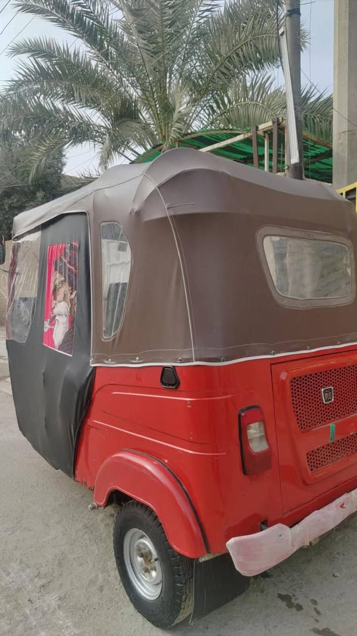 السلام عليكم شباب تكتك للبيع مديل ٢٢ شهر ١١ مرقم مكفوله من كلشي  كشر بي شخوط بسيطه ورصعه وحده مكينه مكفوله دوسات نضيفه مامعمره تجي تكلب وتأخذ مكان بغداد الدوره واتساب ***********
