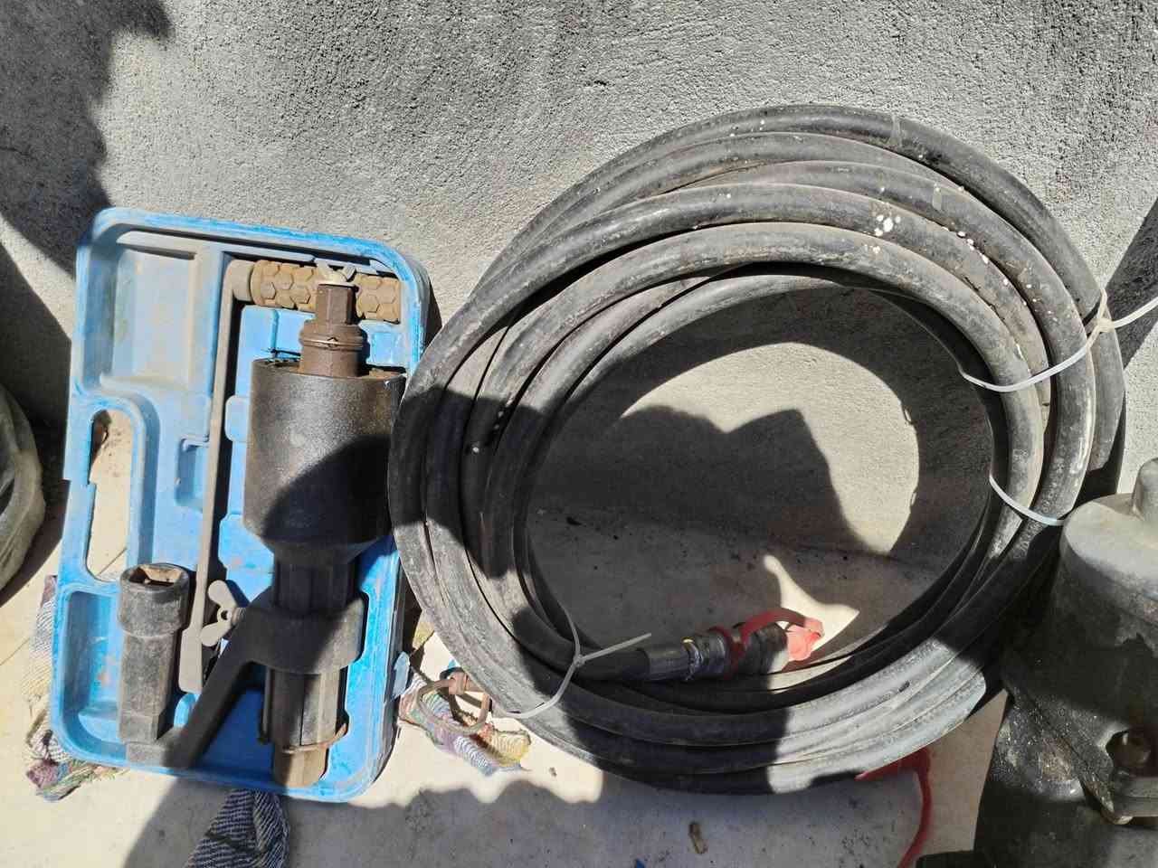 السلام عليكم  دەمانچەی هەوای تایە کردنەوەی لۆری  لەگەڵ 15 مەتر سۆندەکەی  و یەک حوشتری دەستی کامل  ئەم شتانە هەمووی ئەسڵی کڕدراوە کاتی خۆی ئێستا لۆریمان نەماوە ئەیفرۆشین  هەموشی زۆر کەم بەکار هاتوە و تازە ماوەتەوە بەشەرتی بێ عەیبی پێت دەفرۆشم لە سلێمانین نرخی هەمووی 100$  قفڵ  ئەگەر حەزت لێیە ئەمە ژمارەکەمە تەلەفون بکە ***********
