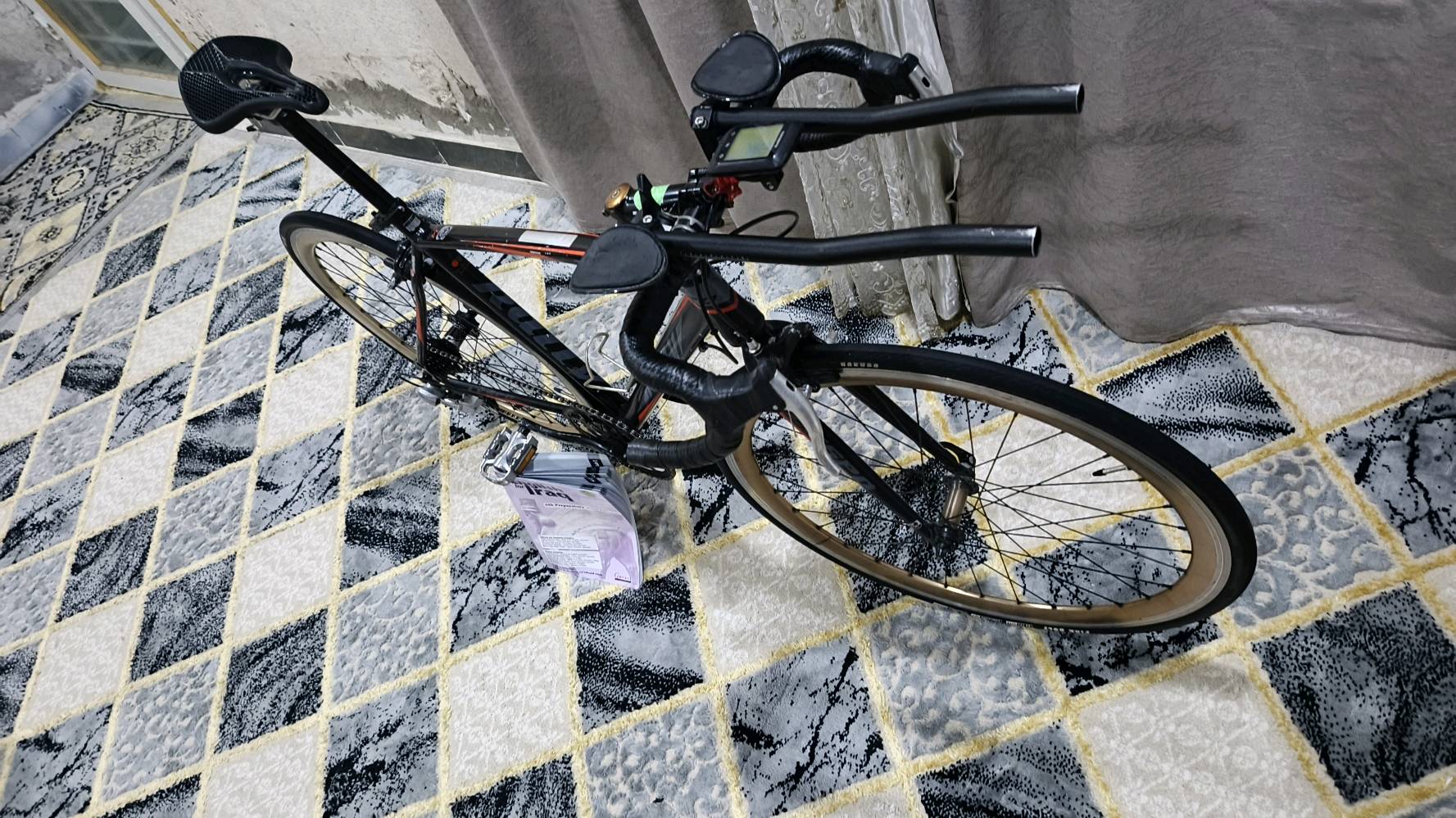 سلام عليكم
دراجة رود ماركة رايلي
اللمنويم كامل ماعدى الماشه حديد 
وزن الدراجة جيد جدا 
وياله اللمنويم نزال وبطيخة سبع بنط طرب
ثنين امامي سبعه خلفي 
دراجة مرتبة جدا وطياره كاملة مكملة تاخذها منا تطلع بيها محافظات منا 
وياها هدايا سكتات+عداد ذكي على القمر الصناعي
الموقع النجف الاشرف 
سعرها 250 قفل 
للتواصل ***********
