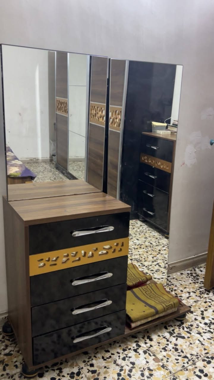 السلام عليكم 
غرفة نوم للبيع 
السعر 225 الف مستعجل على البيع 
مكان الدورة 
***********
