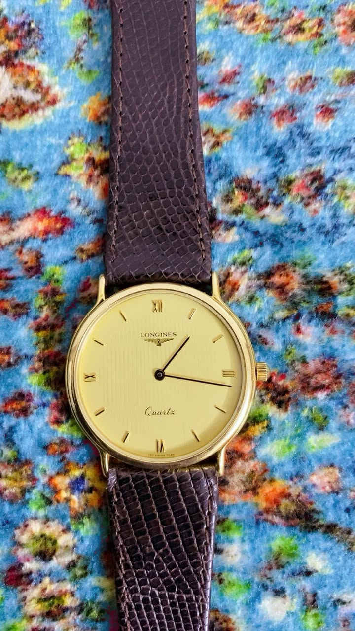 السلام عليكم
ساعه سويسري أصلي من ماركة لونجين العريقه

المواصفات

القطر 33 بدون الدكمه

مينه مميزه مشطبه وأرقام لاتينيه

الماكنه كوارتز بطاريه 

نضام ميلين طلاء ذهب 

الساعه بلاديه بلكامل 

فقط السير مستبدل بسير أصلي 

السعر 200$


**إذا كنت صاحب هذا الإعلان وتريد حذفه لأي سبب، رجاءا أرسل رسالة إلى الدعم الفني**