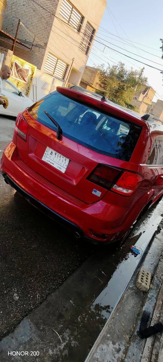 جورني فئة روز رود موديل 16  حادث بنيد معمر وقبق الصندوك مصبوغ سيارة جديدة ومتعوب عليها ستخدام بيت فقط تاخذها ماتصرف عليها الف كاملة مكملة شرط انطيك تراي للبصرة واي خلل بيها 10 اوراق توكع من السعر مكان السيارة بغدادد
***********ابو مرتضئ،
