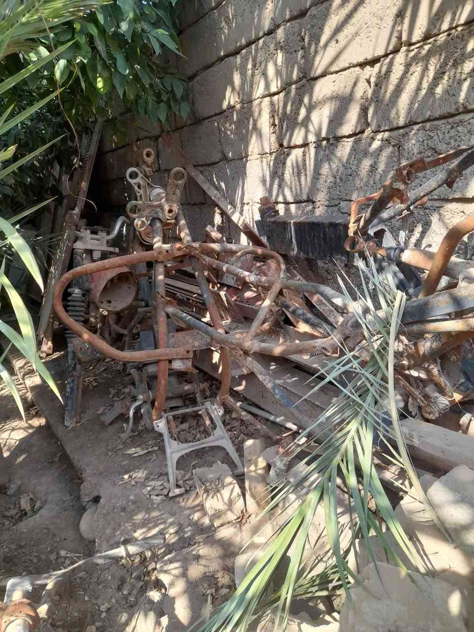 السلام عليكم دراجات جاوه الكدامك تريد غراض اكو تريد كامله اكو 7تقريبا للبيع وغراض ماكس تفصيخ كلشي موضح بلصور دبلات امامي وكابريترات بس وحده تشتغل ابيعهن كوم حديد وماشات كلج امامي كامل رياضي وخلفي وضفاير بس مو كامله واكو شواصي مال MZ وجاوات الي يريد يعمر وموجود عدنه غراضهن وعندي بومات ثنين ابيع كلشي كوم حديد بس بلسعر الي يرضي هذا رقمي ***********
