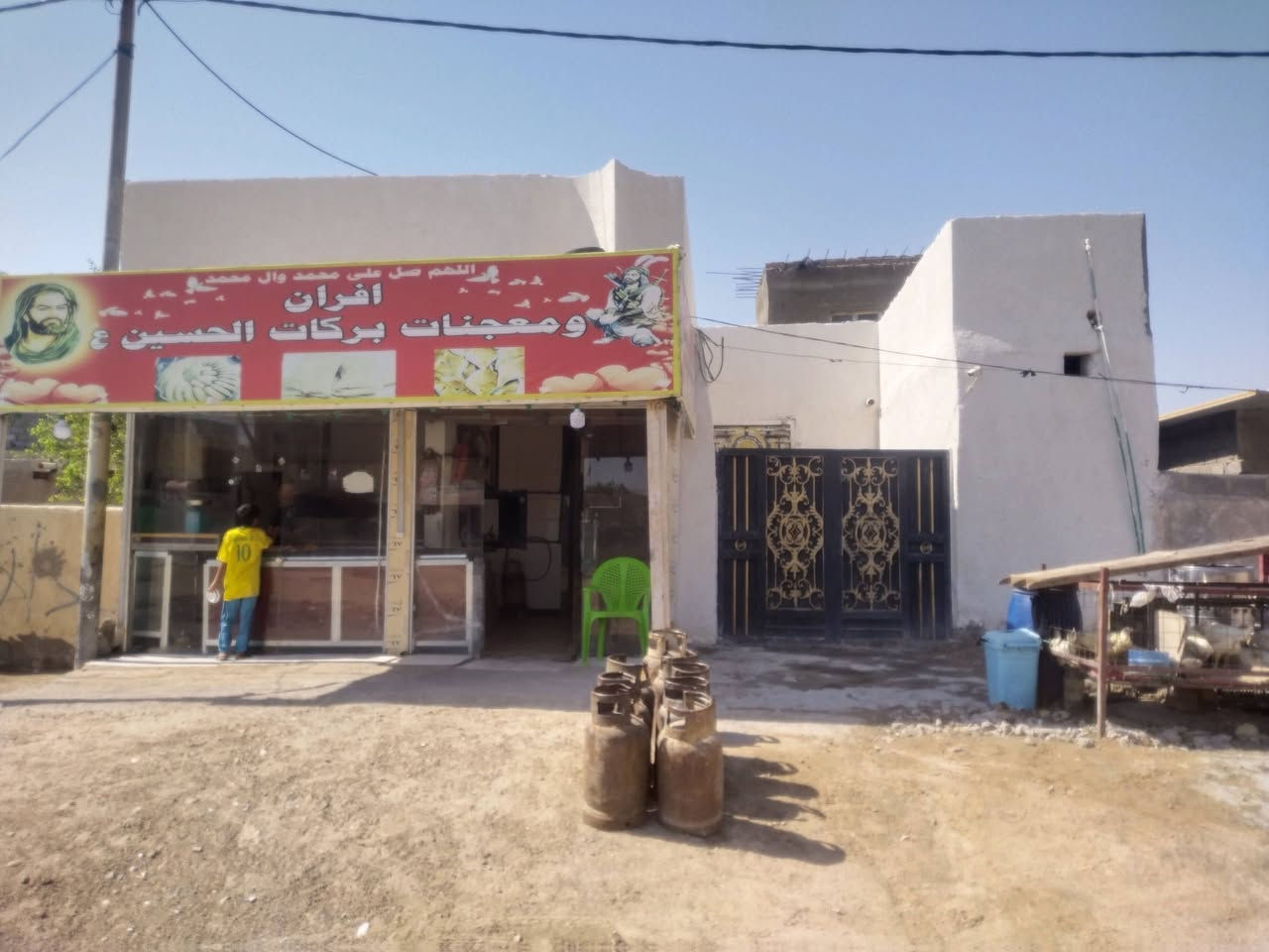 السلام عليكم بيت معه فرن في الوافدين بشارع 30
مساحته 150متر الاستفسار 
***********
