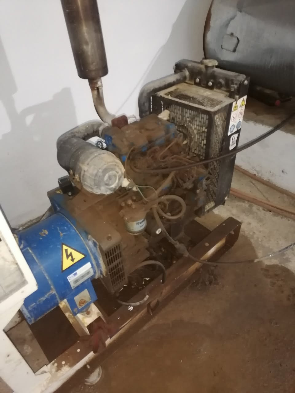 السلام عليكم
مولد للبيع انوع بير كنز 3بستم مواصفات بريكي
حجم 15 كي بي مولد نضيف وشغال
السعر 28 ورقه وبي مجال
للاستفسار اتصل عل رقم ***********  و *********** 
العنوان صلاح الدين الزوية
