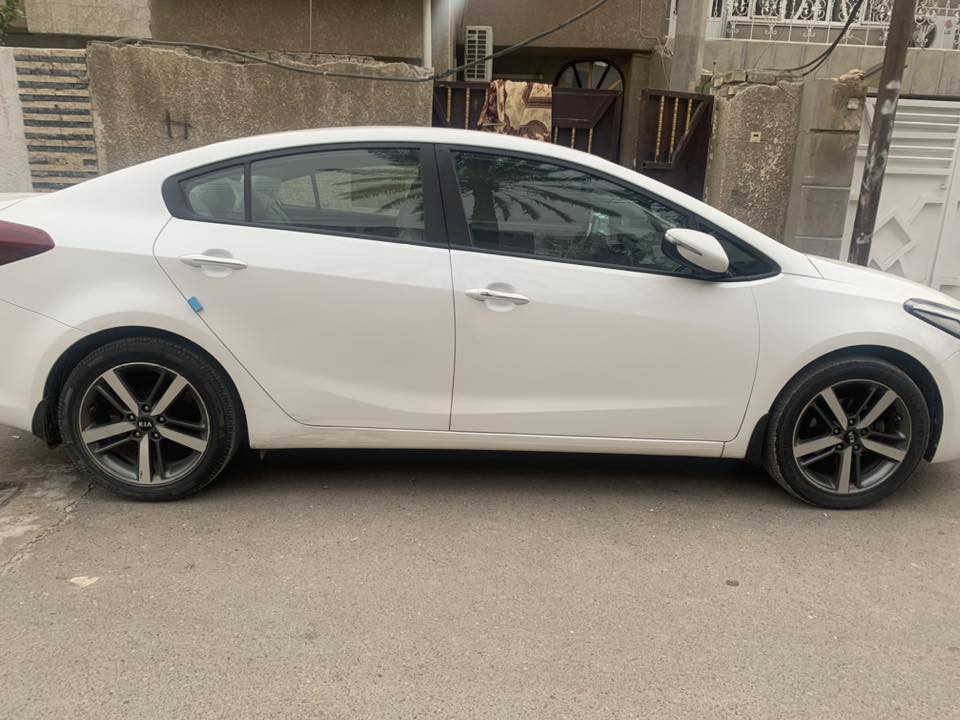 سلام عليكم سيراتو 2018 للبيع سيارة كفالة عامة من الصبغ بيها شكم قطعة بارد موضحة بل سونار رقم وهزة  وسنوية جديدة محرك سبورت 2000كير ومحرك كفالة السيارة سبيرها ما نازل
المواصفات 
فتحة سقف 
تحكمات ستيرن 
٣انضمة قيادة
مري شفط
رادارات جانبية 
والباقي موصفات معروفة
السعر:138وبيها مجال
المكان الغزالية
الرقم ***********
