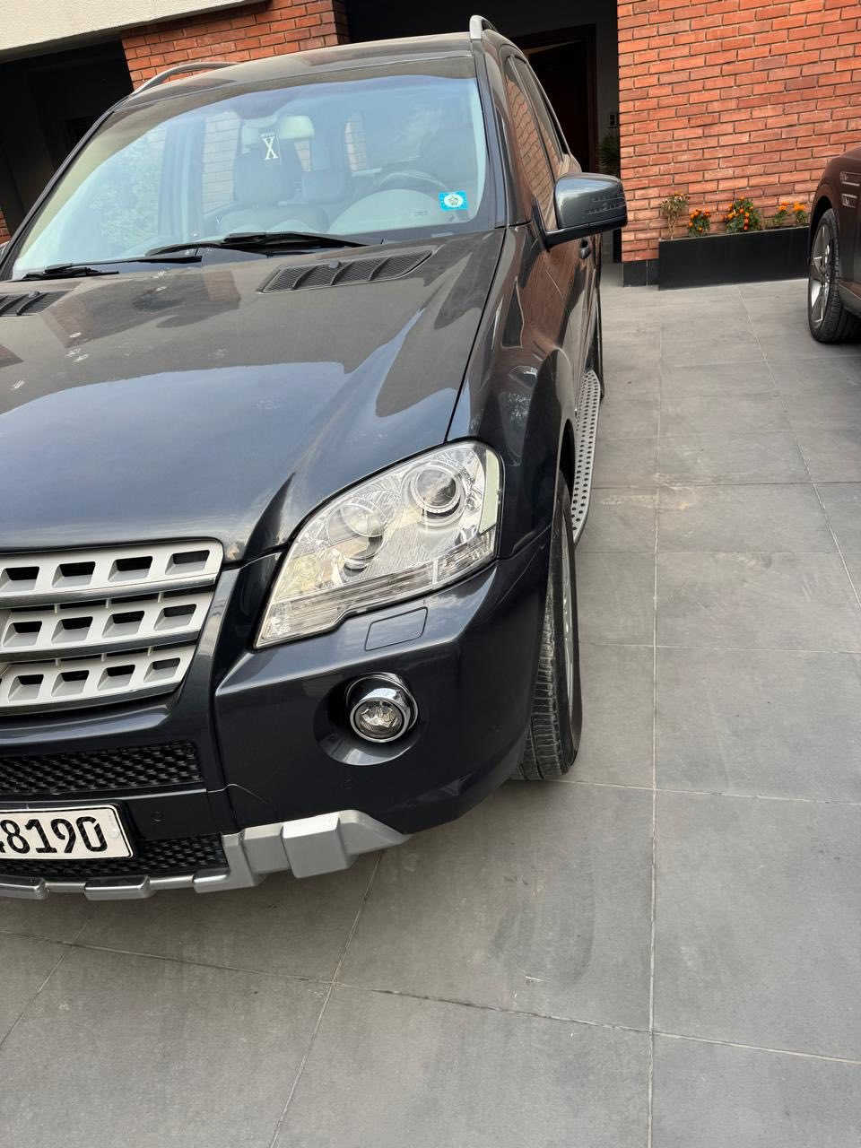 سلام عليكم للبيع مارسدس MLموديل 2011 كت اي ام جي
بلادي السياره وكالة شركة مارسدس فرع اربيل و من زيرو عندي 
وسياره صار بيه صبغ جاملغ و بنيد اثر وكوع كيبل مال تيل عليه 
ماشيه 105 الف كيلو وسياره جاهزه من كلشي  ومابيه اي ونص 
فول مواصفات  كشنات جلد وكهرباء تبريد قطعتين  سلايت حساسات امامي و خلفي شاشه كار بلي  سعر 190 وبيه مجال 
مكان سياره بغداد الدوره شارع الشرطه  ***********
