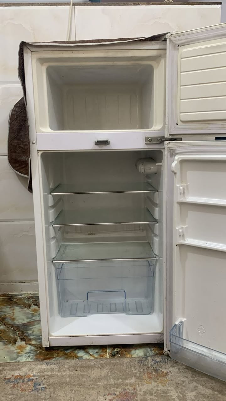 سلام عليكم
للبيع 

ثلاجه 

ميز  بلازمه 

تواصل ***********
