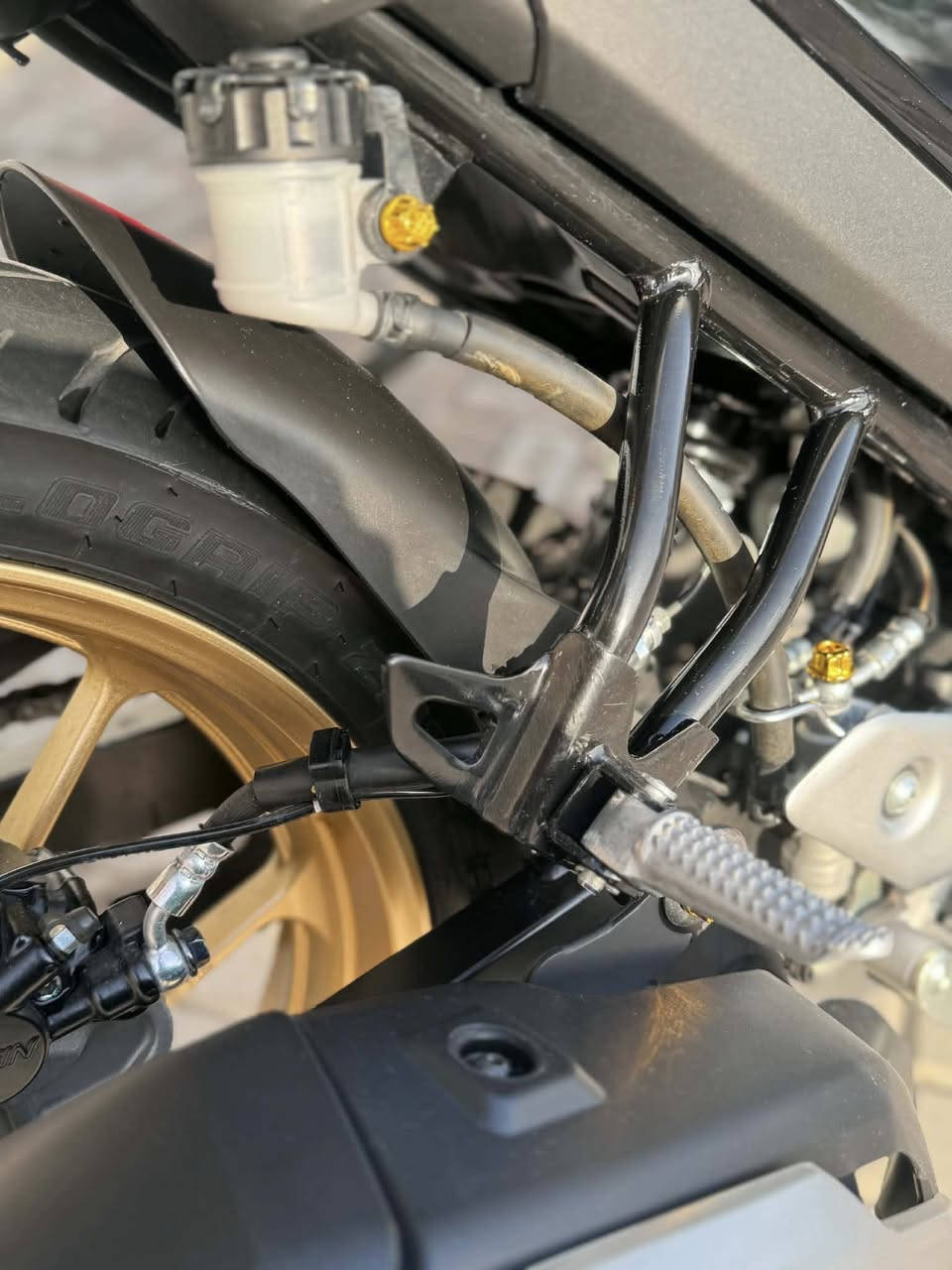 ياماها اف زت 2025 ادفنجر
محرك 250 بستم واحد

اي بي اس امامي خلفي

جك انجن وحساس بيئه

شاشه اعطال وشاشه ديجتال

لايت لد 3 مودات

دراجه اخذته زيرو من بيت طارش صفر كيلو متر
ماشيه 2500 بعده زيور محرك كير ضفيره عقل كله بلادي ومكفول اوراق مو رقم مامكمركه منفيس ومكاتبه
سعره 3000 وبيه مجال عنواني دوره حي اسيا وهذه رقمي ***********
