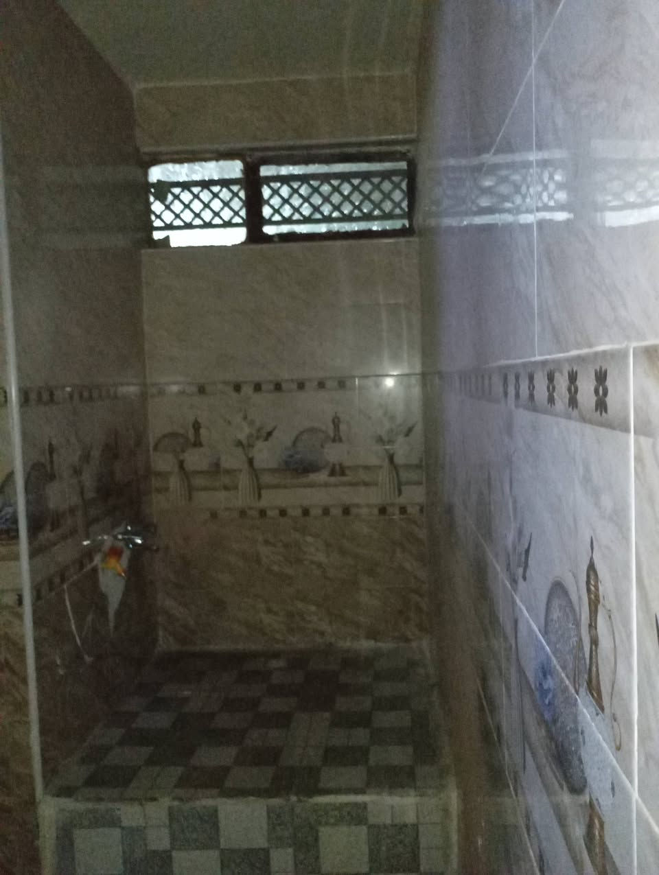 بيت للبيع 100 م
غرفتين 3.5*4
مطبخ 3*3
براني 4*4.5 
صالة ومنور 
طابق واحد 
حي العسكري شارع 30 قريب من مدرسة الجنائن
للاستفسار الاتصال على الرقم ***********
وكافة الخدمات من مدارس واسواق وتبليط 
معاملة كاملة تحويل مباشر اباسمك
