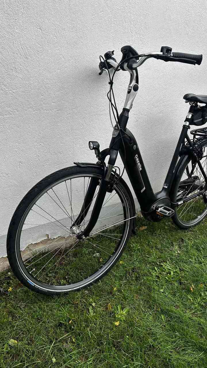 بايسكل هولندي E-BIKE نوع غزال حديث محرك وسطي ماركة BOSCH
السعر ٨٠٠ دولار السعر نهائي بدون عملة 
نظافتة ٩٠% 
الشحنة الواحدة تمشي 
وضع Eco: 80 – 120 كم
وضع عادي: 50 – 80 كم
وضع قوي (Turbo): 40 – 60 كم
دبل أمامي 
قياس 28 
لا يتوفر توصيل 
مكان البايسكل بغداد 
*********** واتساب
