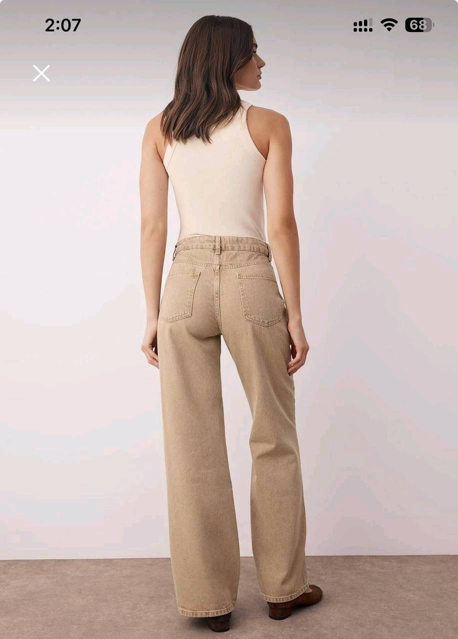 بنطلون جينز بيج أنيق بقَصة واسعة يمنحك إطلالة كلاسيكية وعصرية في نفس الوقت. مناسب لجميع المناسبات، مصنوع من خامة عالية الجودة لضمان الراحة والمتانة. المقاس المتوفر: 42 (EU).