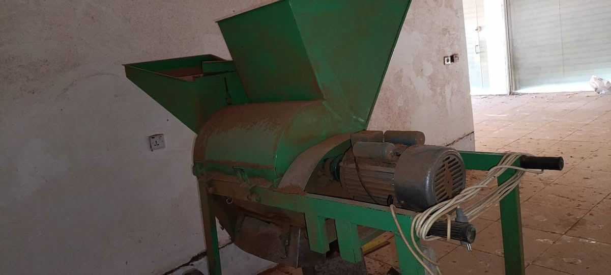 ئەکاکوتەکارەبایە  بۆفرۆشتن دووبەشە بەشێکیان کاکوتەو بەشەکەیترشیان ئاشە بۆهاڕینی گەنمو جۆو گەنمەشامی بەکاردێت سعری 600 هەزارە ژ.م ***********

