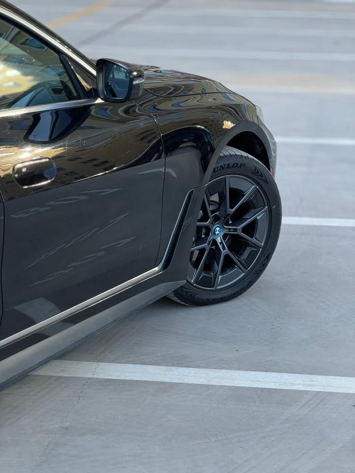 السلام عليكم 
للبيع 
BMW I4 eDrive35 
2024
🔋سياره كهرباء بالكامل _ بطارية 84 KWH 

مدخلين شحن Ac/Dc

وارد أمريكي: 
حادثها موضح بالصور :
 فقط بارد بالجاملغ الخلفي وبيها رصعة بالجاملغ الأمامي والباب الخلفي مصلحها بتقنية PDR …. والشباك الأمامي مبدل ….. الايرباكات عليها مقاومة.. وايرباك الاستيرن تبدل بواحد اصلي سستم …. 

______________________________________________
 (Electrically Excited Synchronous Motor).نوع المحرك

•نظام الدفع : خلفي (RWD) 
•عزم دوران : 400 نيوتن متر 
•نظام التعليق: تعليق أمامي MacPherson وتعديل خلفي مستقل خماسي الوصلات ( موصول بنظام متكيفة لراحة فائقة )
•المدى: من 400 إلى 480 كيلومتر بالشحنة الكاملة (حسب ظروف القيادة وطبيعة الطقس ) 
•الشحن السريع (DC Fast Charging): يدعم حتى 180 كيلوواط (يشحن من 10% إلى 80% في حوالي 31 دقيقة).
•نظام الاسترجاع: مستويات متعددة لاسترجاع الطاقة أثناء التباطؤ والفرملة (شامل وضع القيادة بدواسة واحدة One-Pedal Driving / وضعية B.
•الفرامل والتحكم بالثبات: نظام الفرامل المانعة للانزلاق(ABS)، توزيع قوة الفرملة إلكترونياً (EBD)، نظام التحكم الديناميكي بالثبات (DSC)، ونظام التحكم في الجر (DTC).
______________________________________________
المواصفات : 
•فتحة سقف
•بصمة + بصمة أبواب 4 
•هاند بريك كهرباء 
•نظام اوتو هولد 
•أنظمة قيادة (Comfort,sport,Eco pro)
• تدفى بالكشنات الأمامية 
•كشنات جلد بالون الأحمر 
•الكشنات الامامية كهرباء 
• نظام خزن وضعية الكشن 
•شاشة وسطية للمعلومات والترفيه تعمل باللمس قياس 14.9 بوصة موجهة نحو السائق.
•شاشة عدادات رقمية بالكامل قياس 12.3 بوصة قابلة للتخصيص.
•الشاشة تدعم التحكم بالأوامر الصوتية واللمس و  Gesture Control.
•تدعم نظام Carplay, Android Auto .
•نظام الملاحة Navigation 
•نظام تحذير السرعة Speed Warning 
•شاحن لاسلكي Wireless Charger 
•WiFi Hotspot 
•مخارج USB/AUX 
•حساسات امامية وخلفية و جانبية 
• نقطة عمياء 
• رادار امامي وخلفي وجانبي 
• نظام تحذير من مغادرة المسار Lane Departure Warning 
• نظام تحذير تغير المسار Lane Change Warning 
•مساعد الانتباه Attention Assistant 
•مساعد اليقظة Attentiveness assistant 
•نظام تدخل التوجيه الذي يساعد في تعديل اتجاه السياره تلقائياً للحفاظ على المسار Steering intervention 
•نظام تحذير من الاصطدام الامامي والخلفي 
•نظام تنبيه حركة المرور التقاطعية الخلفية (Rear Cross-Traffic Alert).
•مانع انزلاق 
• مثبت سرعة Cruise control 
•أضاءة ترحيبية 
•كاميرا خلفية عالية الدقة بزوايا واسعة.
•حساسات ركن أمامية وخلفية بالموجات فوق الصوتية (PDC).
•مساعد الرجوع للخلف التلقائي (Backup Assistant)
•تكييف هواء أوتوماتيكي إلكتروني بنظام توزيع ثلاثي المناطق (Tri-zone Automatic Climate Control).
•صندوق خلفي كهربائي بالكامل (Power Liftgate) مع خاصية الفتح بالحركة دون استخدام اليدين (Hands-free access).
•اضوية ليزر BMW Laser Lights
•ليد BMW LED headlights 
•مصابيح نهارية LED 
•مصابيح خلفية LED 
•مرايات جانبية كهربائية قابلة للطي 
• إشارة بالمرايات الجانبية 
•تبريد خلفي منفصل 
______________________________________________
السياره حالياً ماشيه (16.000) الف ميل 

📍مكان السياره: بغداد / اليرموك 

💲 السعر : 28.000$ وبيها مجال بسيط 

للاستفسار: ***********
