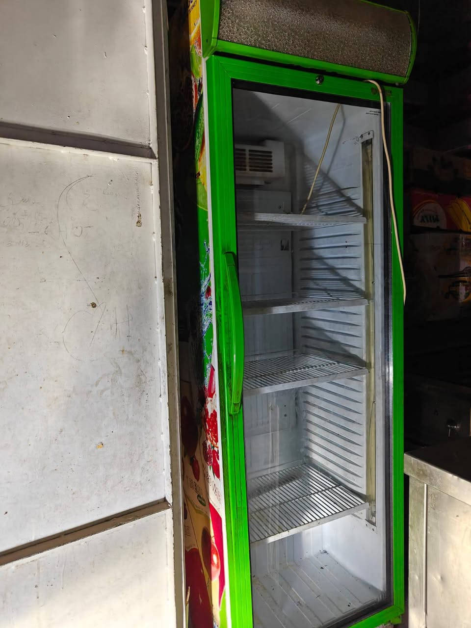 السلام عليكم برادات للبيع العنوان حي التجار سعر225الوحدة رقم***********
