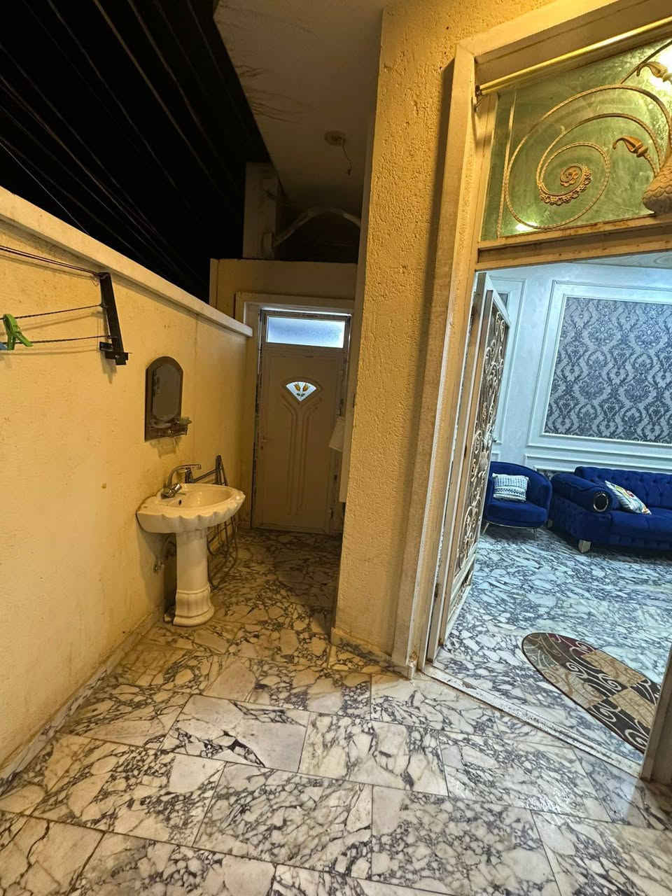 بيت للبيع في الناصريه /مدينة الصدر 400 دار
المساحه 125متر مربع طابو 
يتكون من طابقين 
الطابق الاول /غرفه نوم وصاله واستقبال وصحيات 
الطابق الثاني /غرفتين نوم وصاله وصحيات 
بناء درجه اولى كونكريت مسلح 
مرمر 
جاهز للسكن 
للاستفسار الاتصال على الرقم ***********
